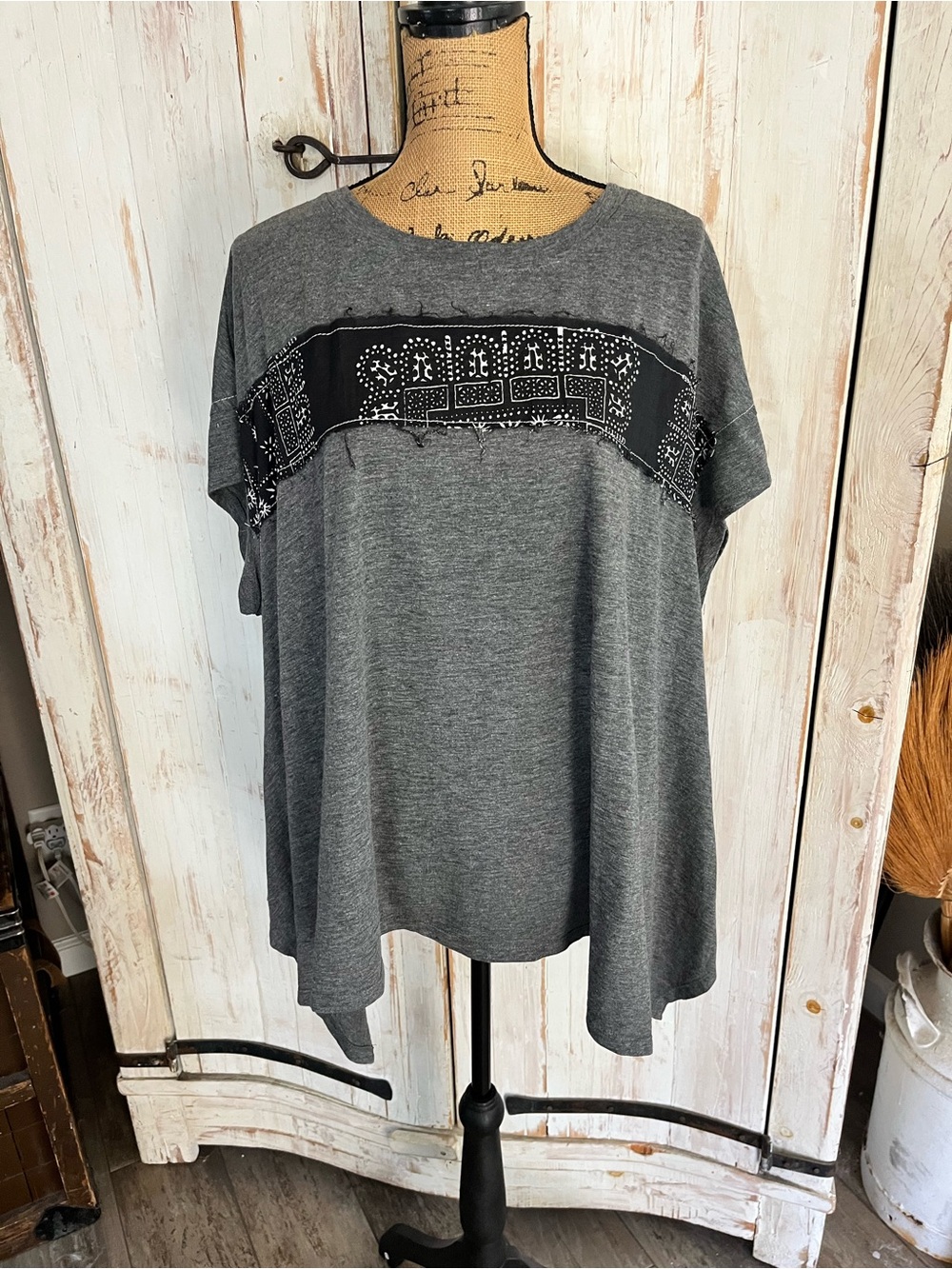 Easel heathered contrasting print hankerchief hem boho top